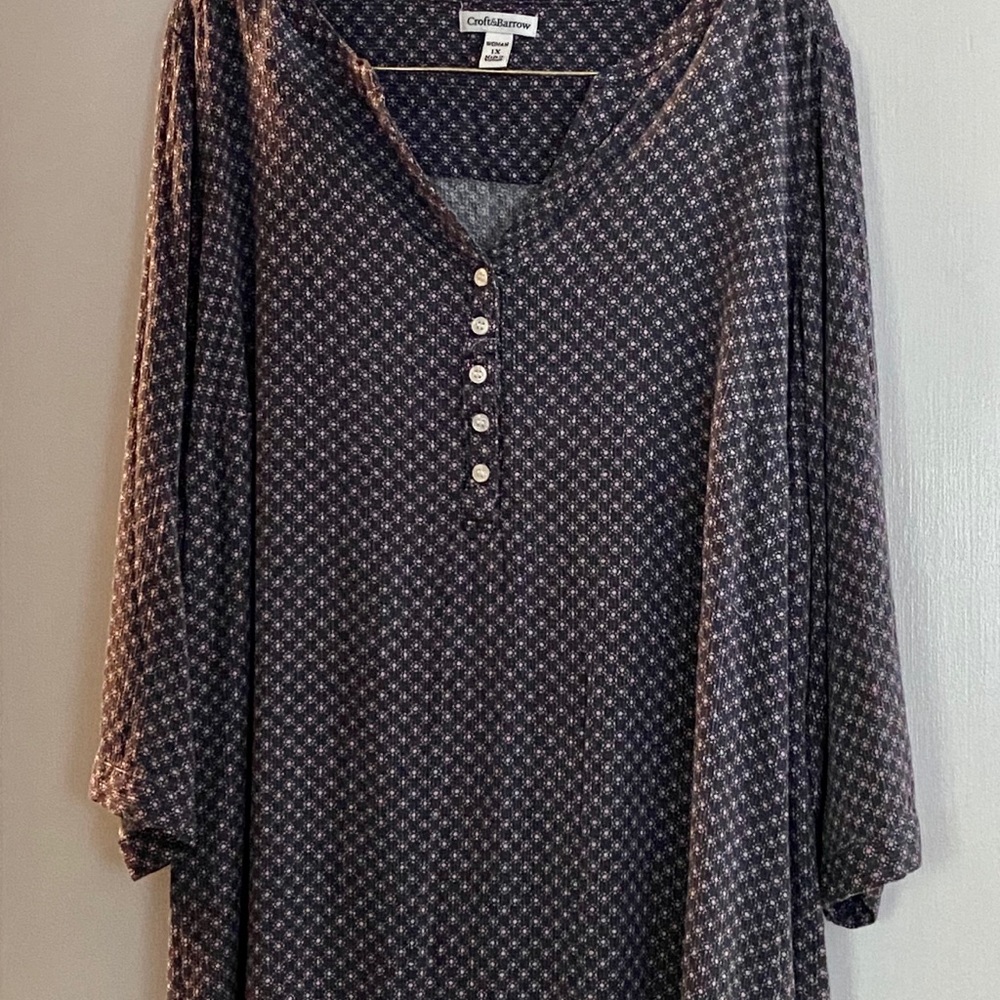 1X woman’s 3/4 sleeve Croft and Barrow Top.
